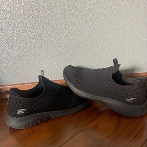 Women’s size 8.5 Skechers black tennis shoe
